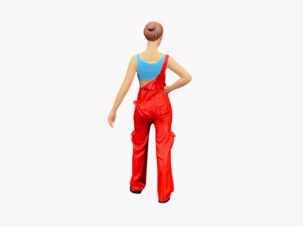 Hand-Painted Resin Mechanic Girl Figurine: 1/18 Scale Diorama