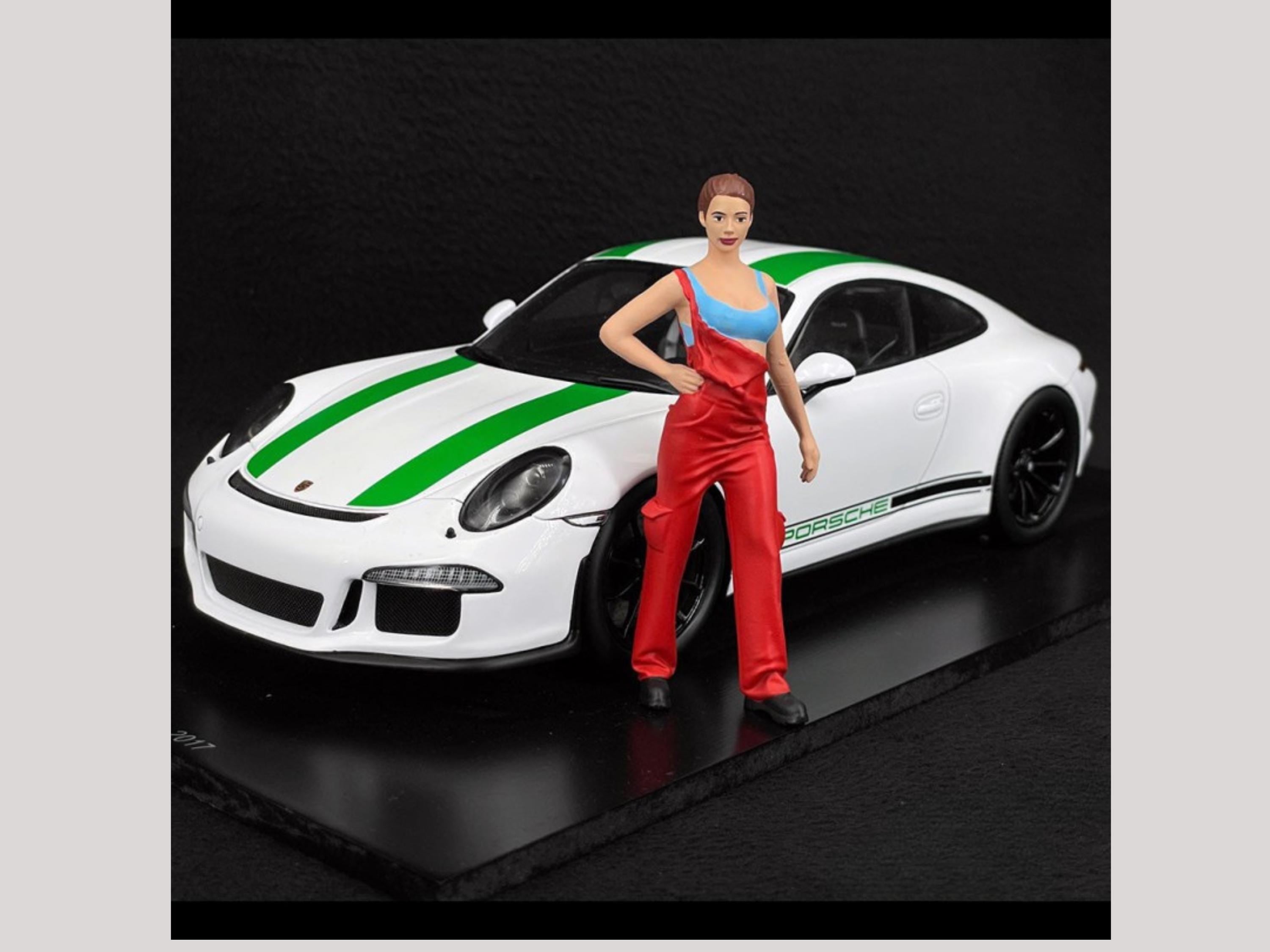 Hand-Painted Resin Mechanic Girl Figurine: 1/18 Scale Diorama