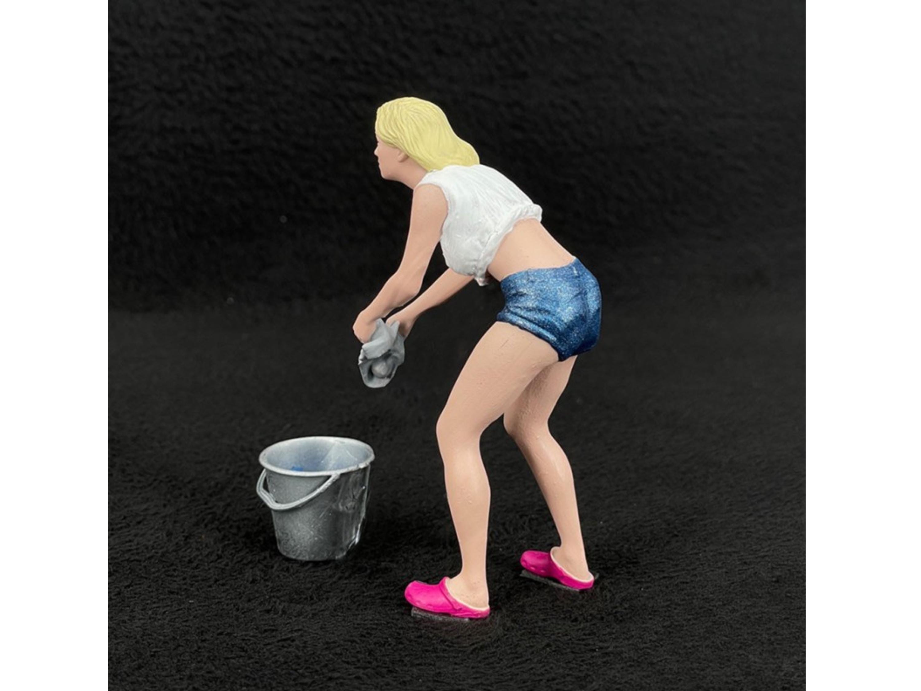 Hand-Painted Resin Car Wash Girl Figurine: 1/18 Scale Diorama