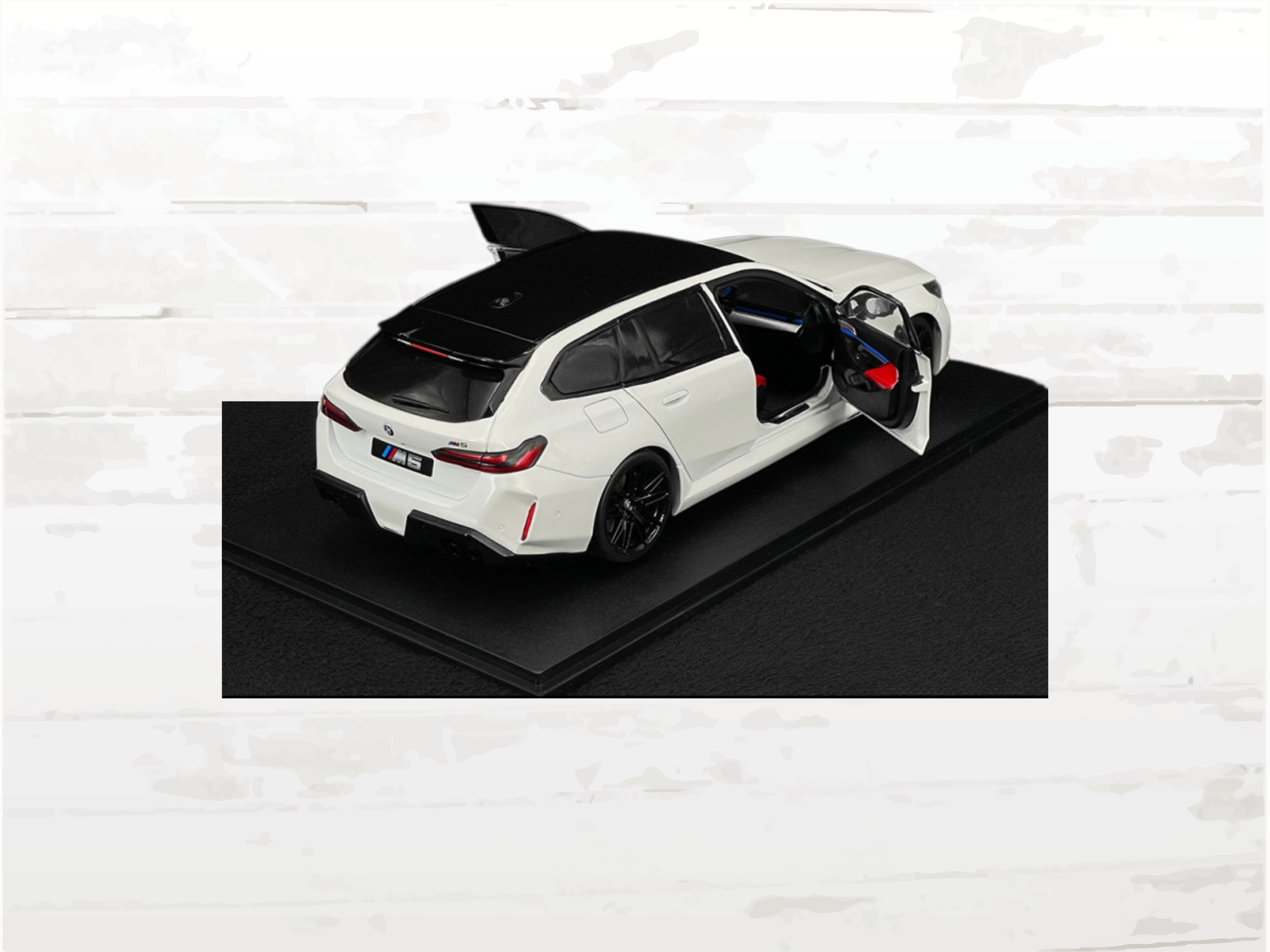 BMW M5 Touring G99 Alpine White 2025 | 1:18 Scale Diecast Model