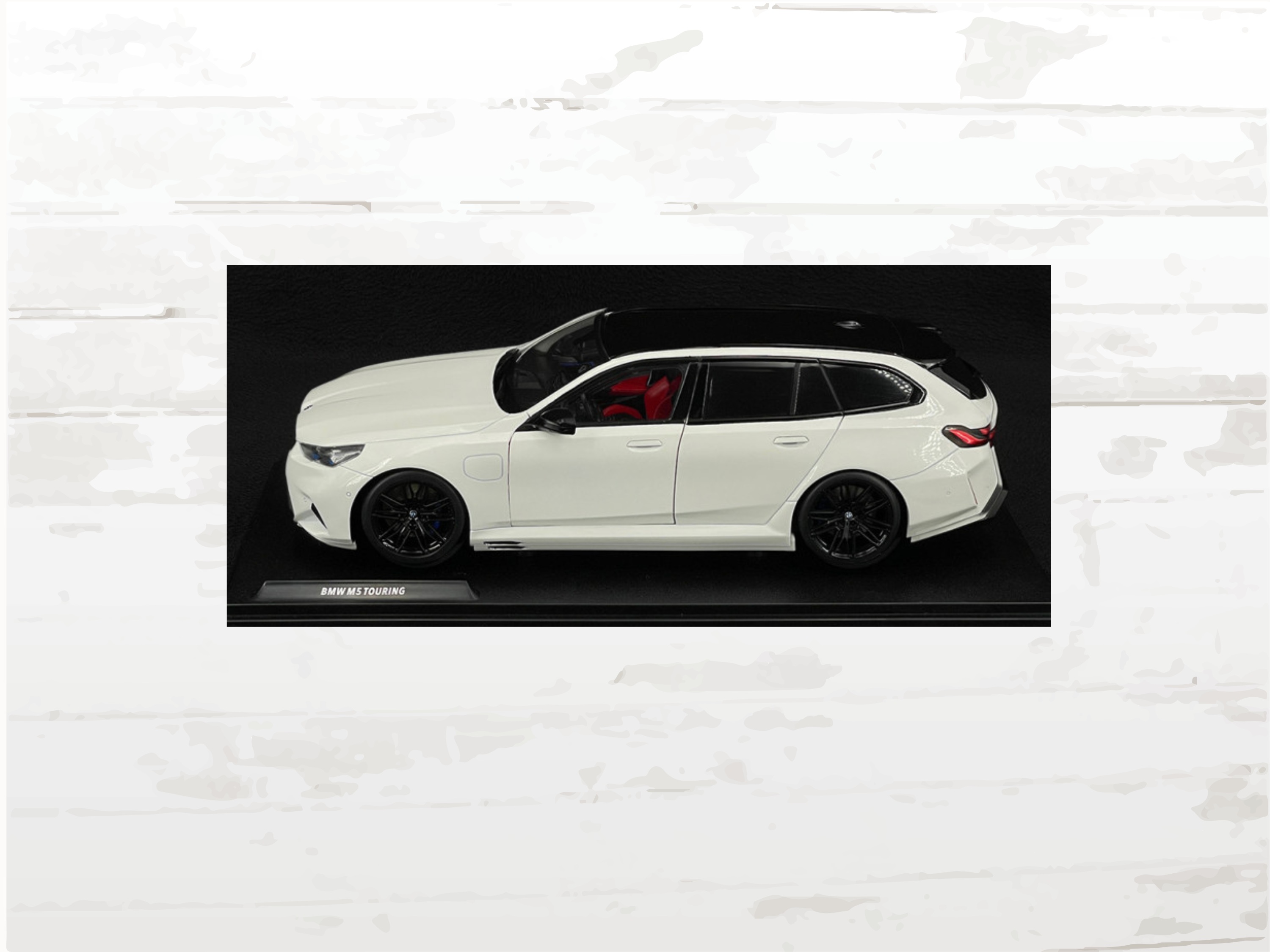BMW M5 Touring G99 Alpine White 2025 | 1:18 Scale Diecast Model