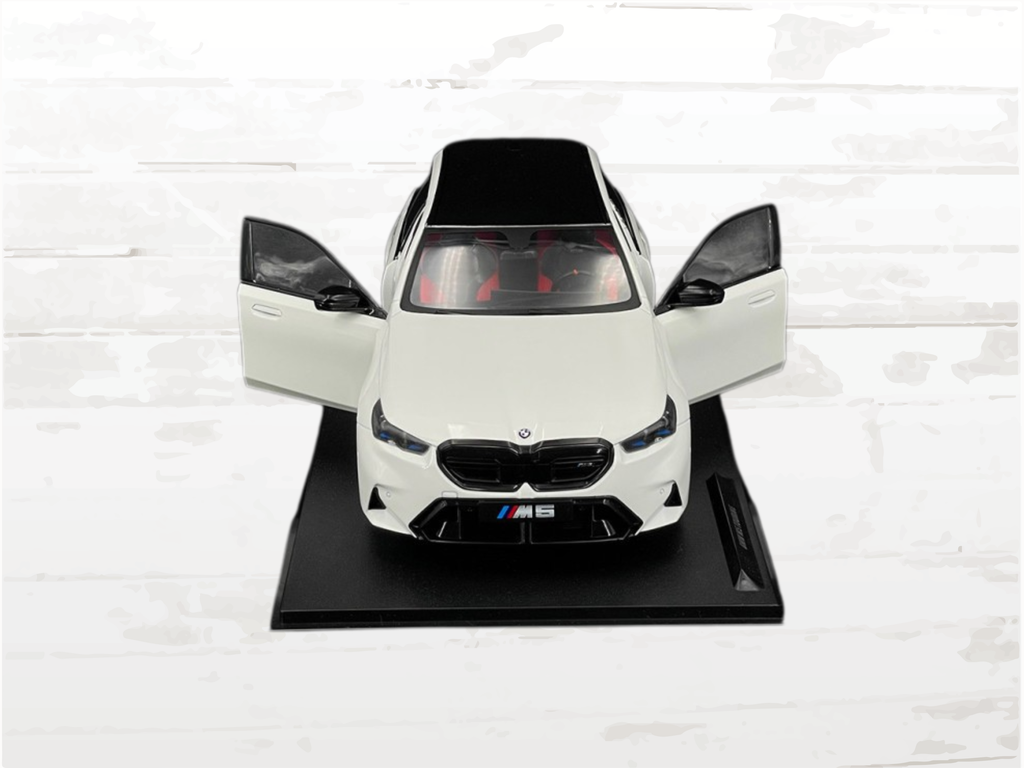 BMW M5 Touring G99 Alpine White 2025 | 1:18 Scale Diecast Model