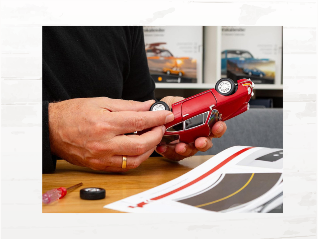 Porsche 911 Model Kit 1965 – Signal Red 1:24 Scale with Sound & Light Effects